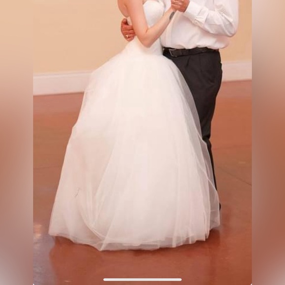 White by Vera Wang Wedding Dress - Picture 6 of 11